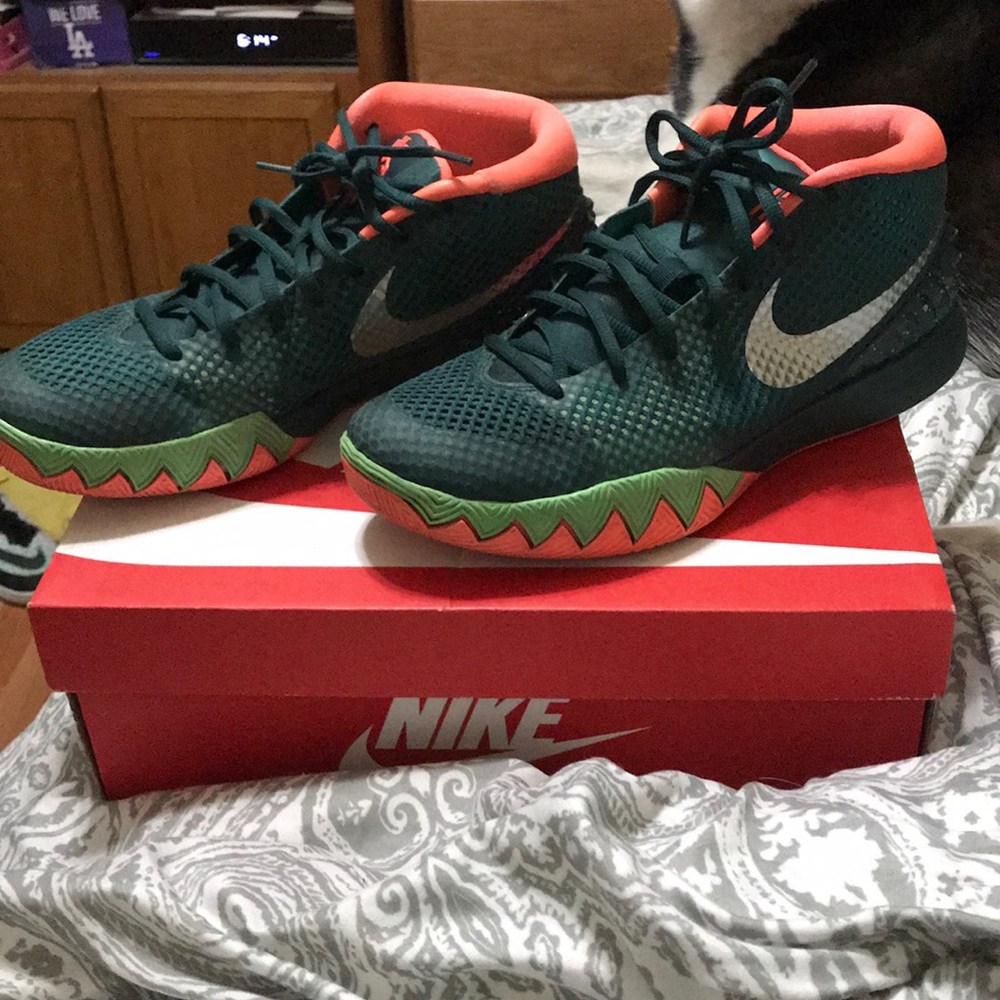 Basketball shoes